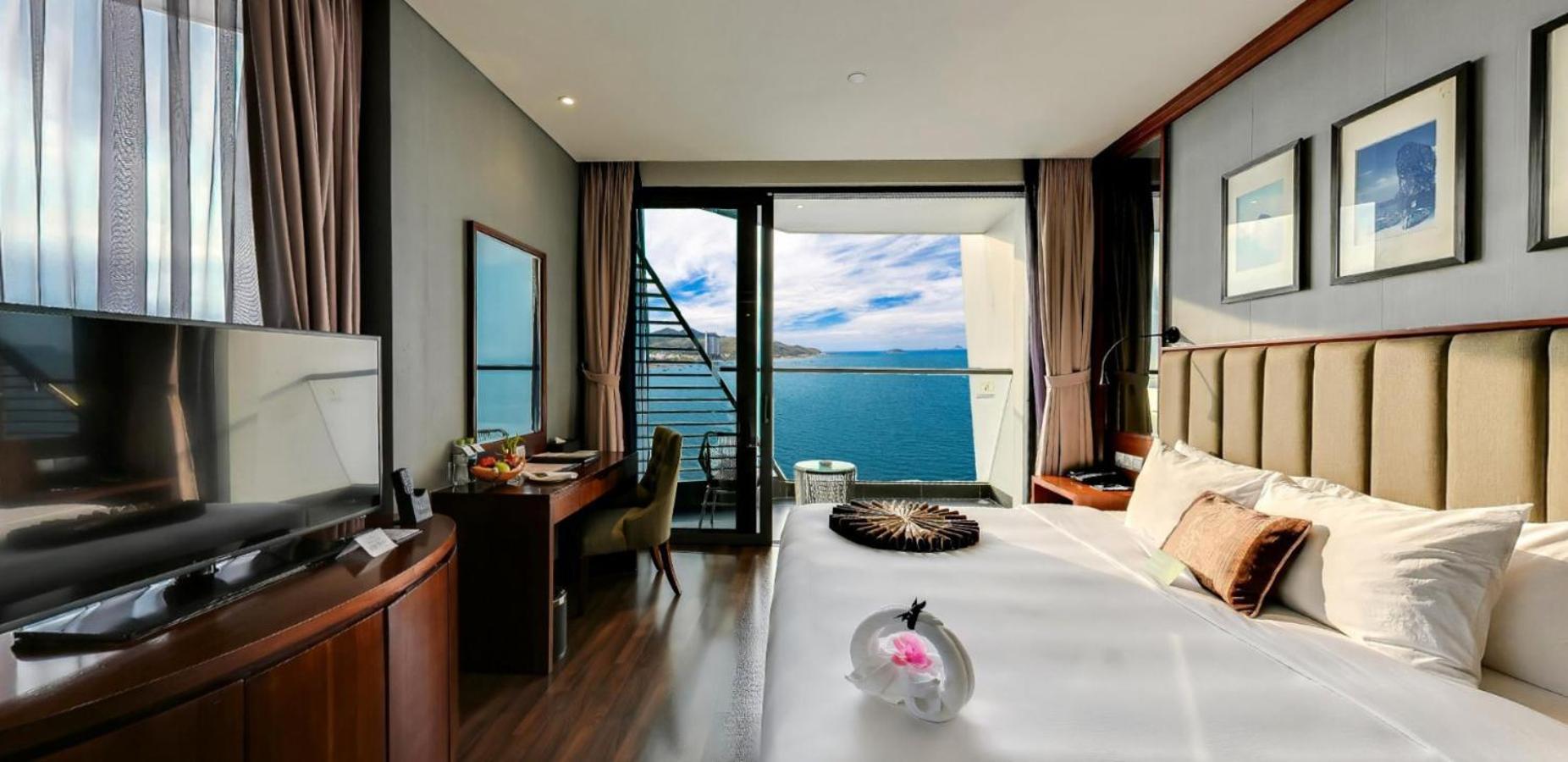 Pacific Double Room with Ocean View and Private Balcony Bathtub,1675878451:JPEG