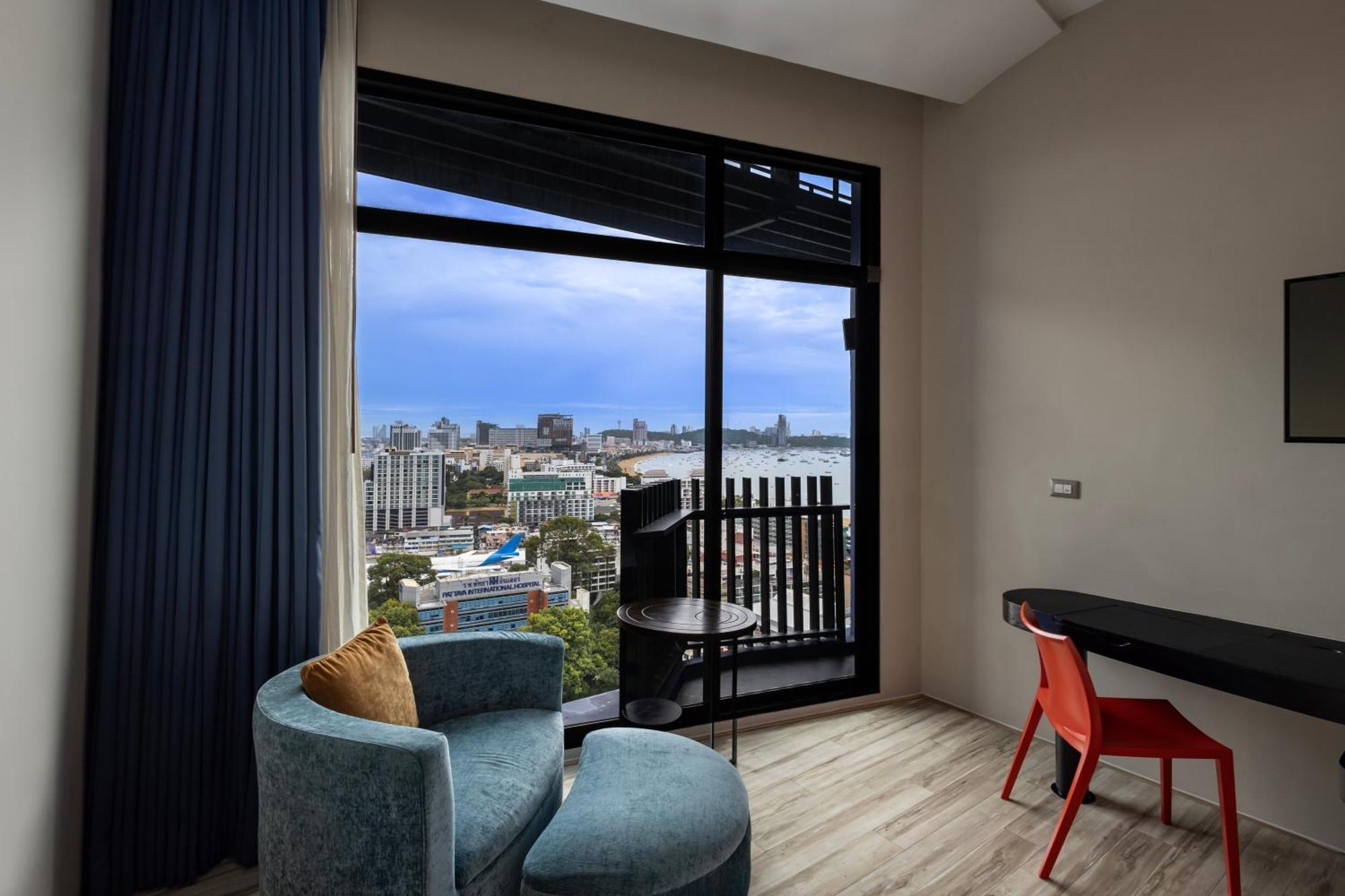 Deluxe Ocean View 1 King,1765342470:JPEG