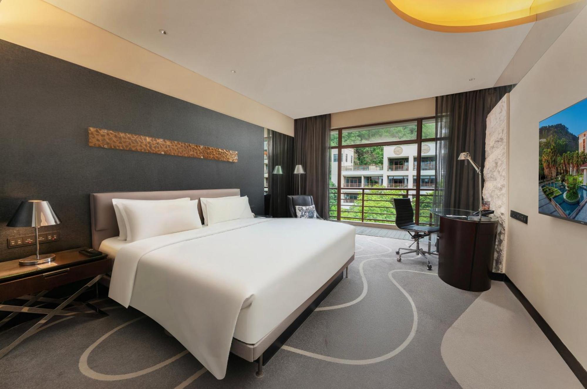 King Bed Room with Balcony, Courtyard View,1555483954:JPEG