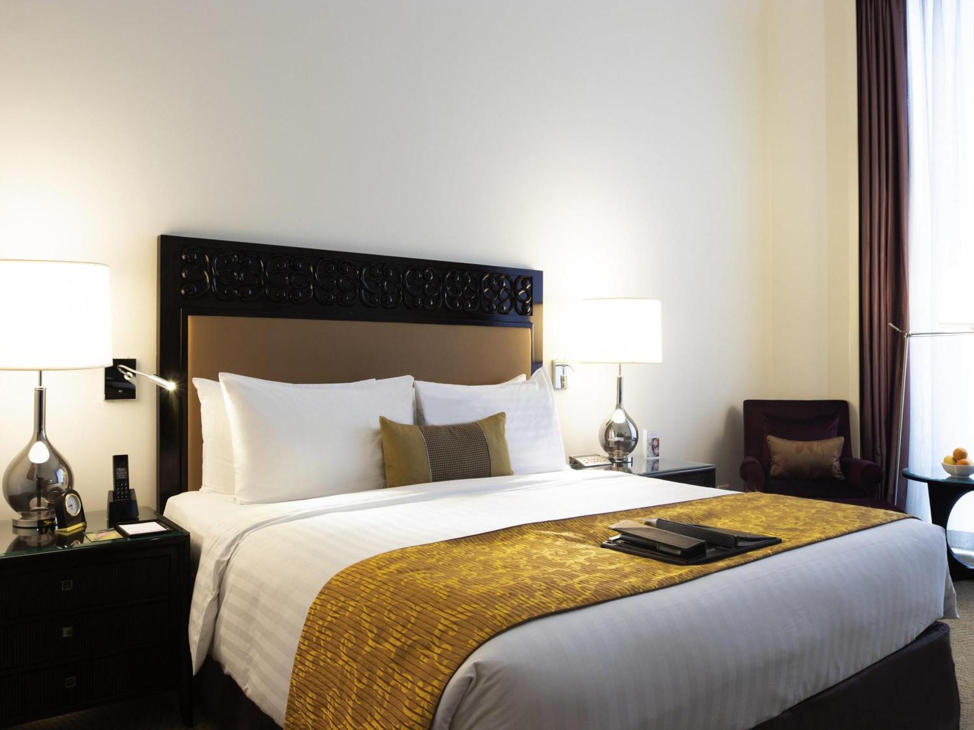 Deluxe Corner King Room