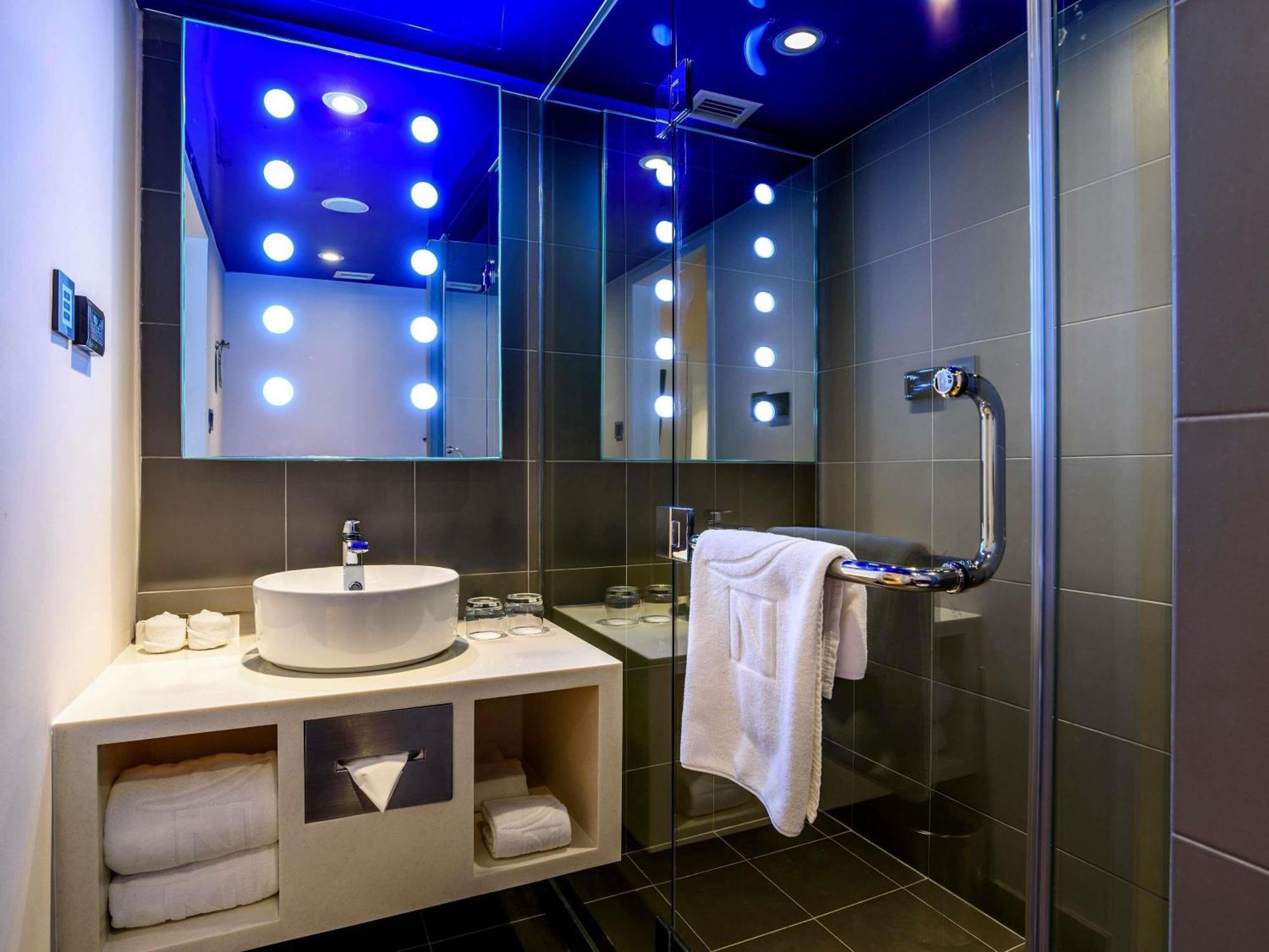 Deluxe Room with a Queen Bed,1729995519:JPEG