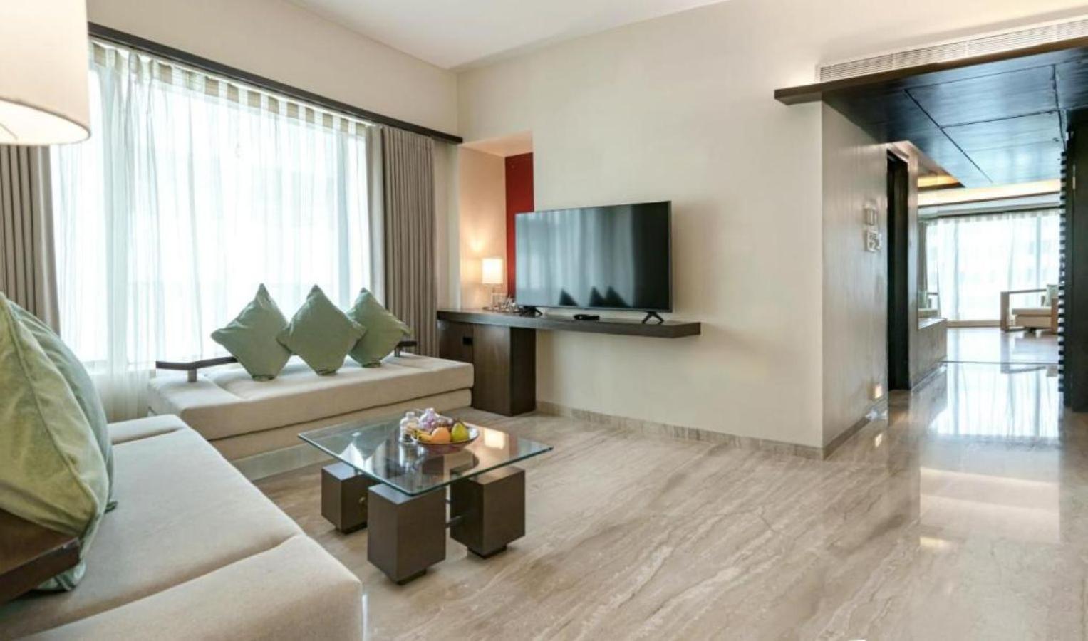 Suite on Buffet Lunch on Laundry & Airport Pick-up