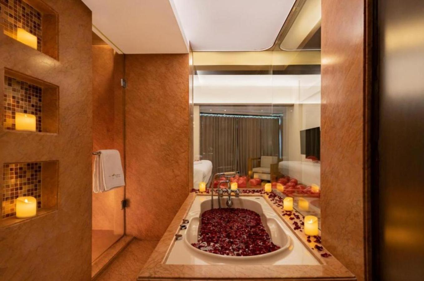 Suite on Buffet Lunch on Laundry & Airport Pick-up