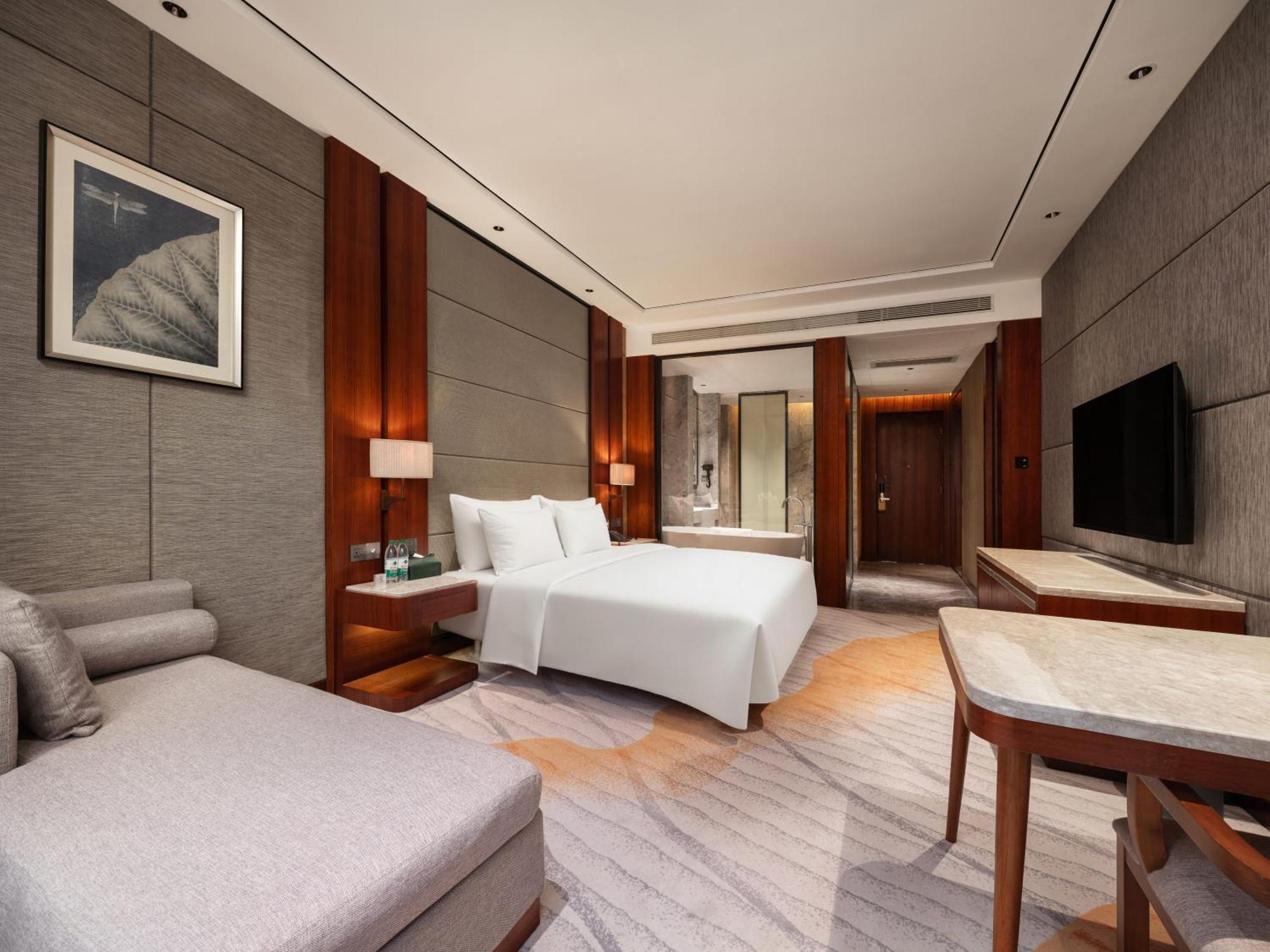 Executive King Room Bathtub