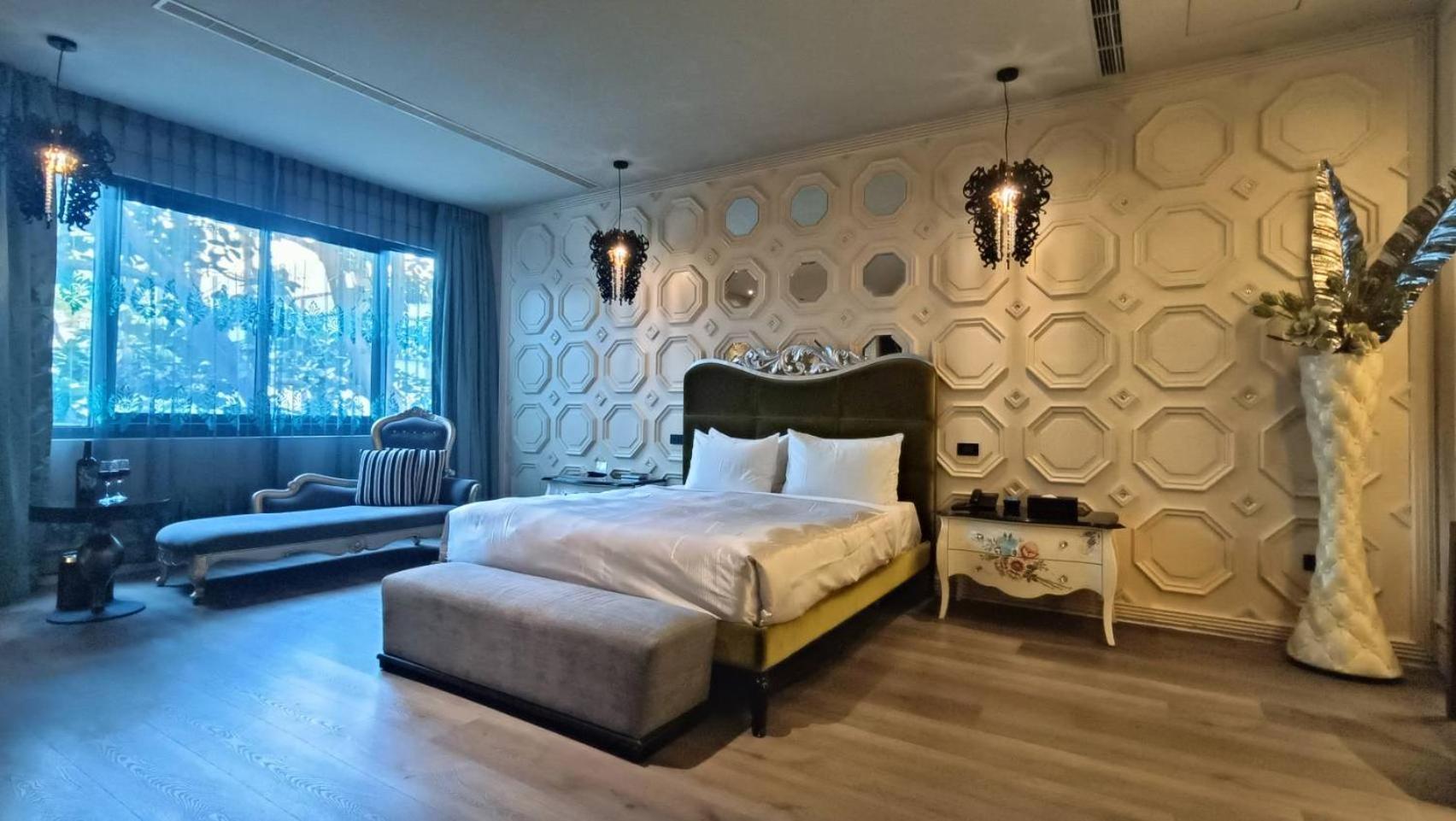 Deluxe Suite Check after 1800