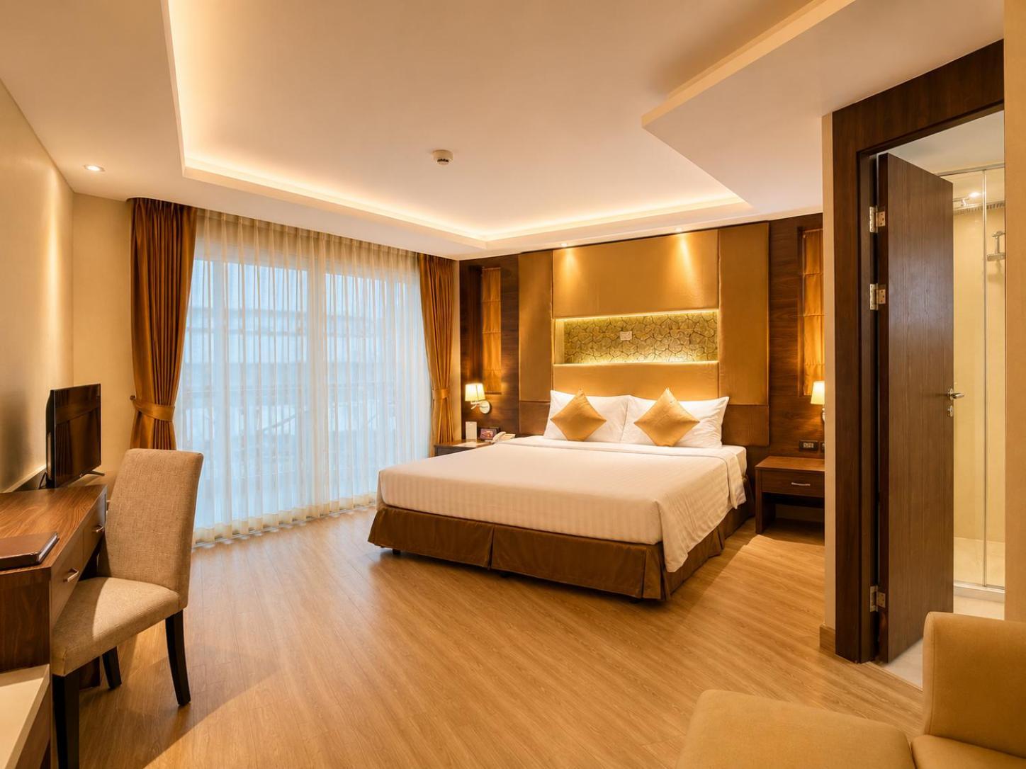 Deluxe Corner King Room