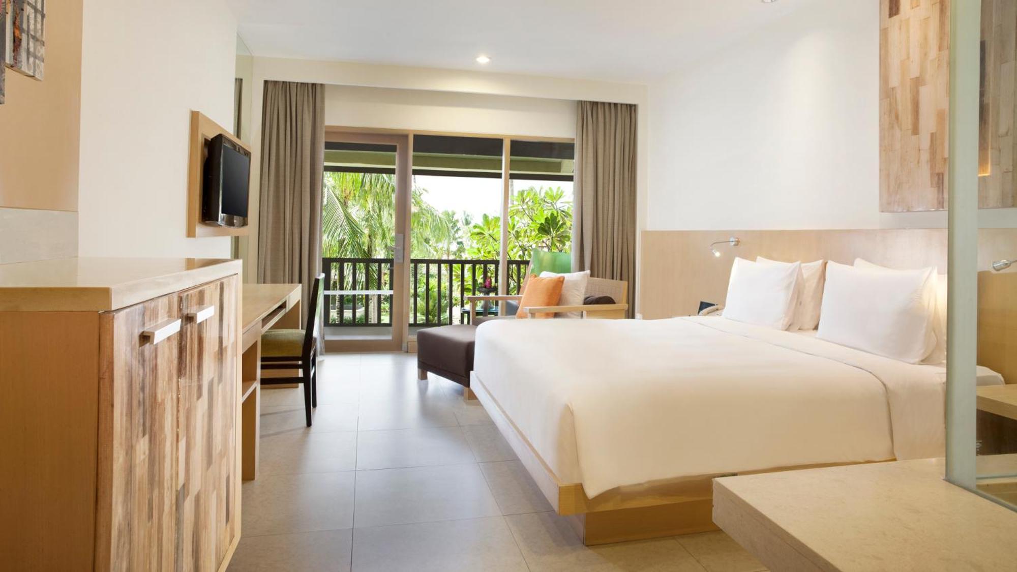 Habitación Premium con cama extragrande y vistas a la piscina