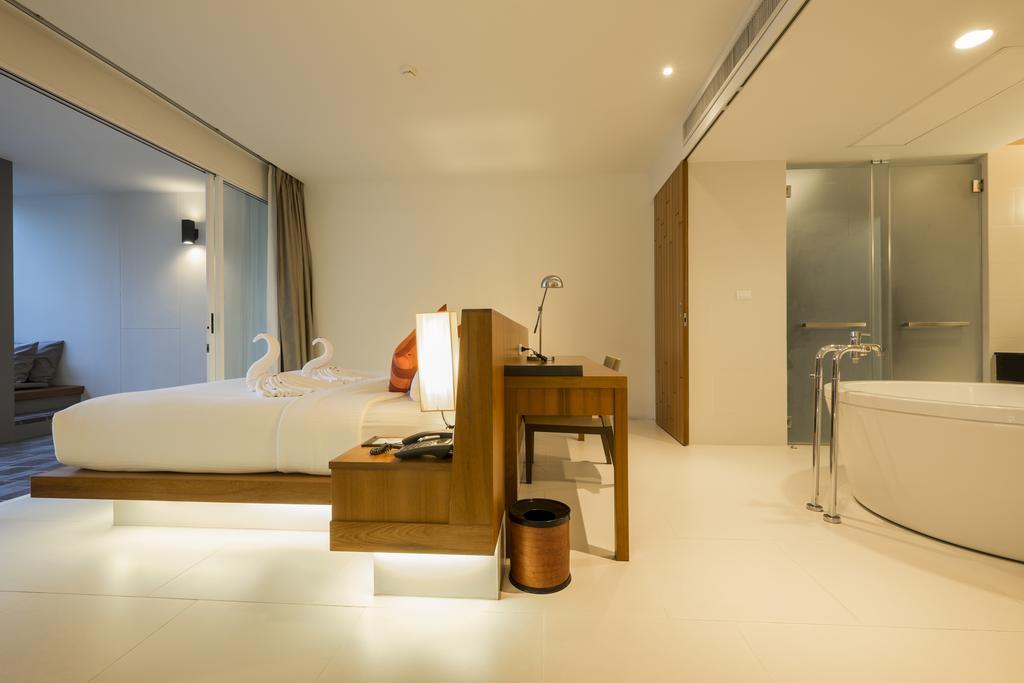 Suite Pool Access,325014820:JPEG