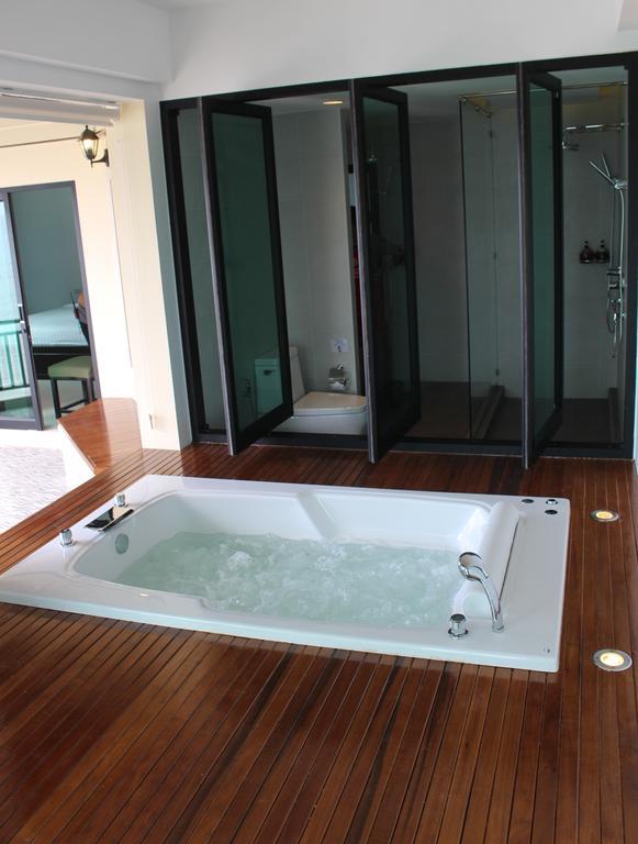 Deluxe Jacuzzi Room with Sea View