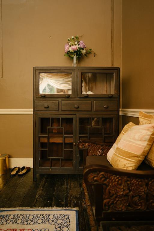 Habitación con cama grande y balcón