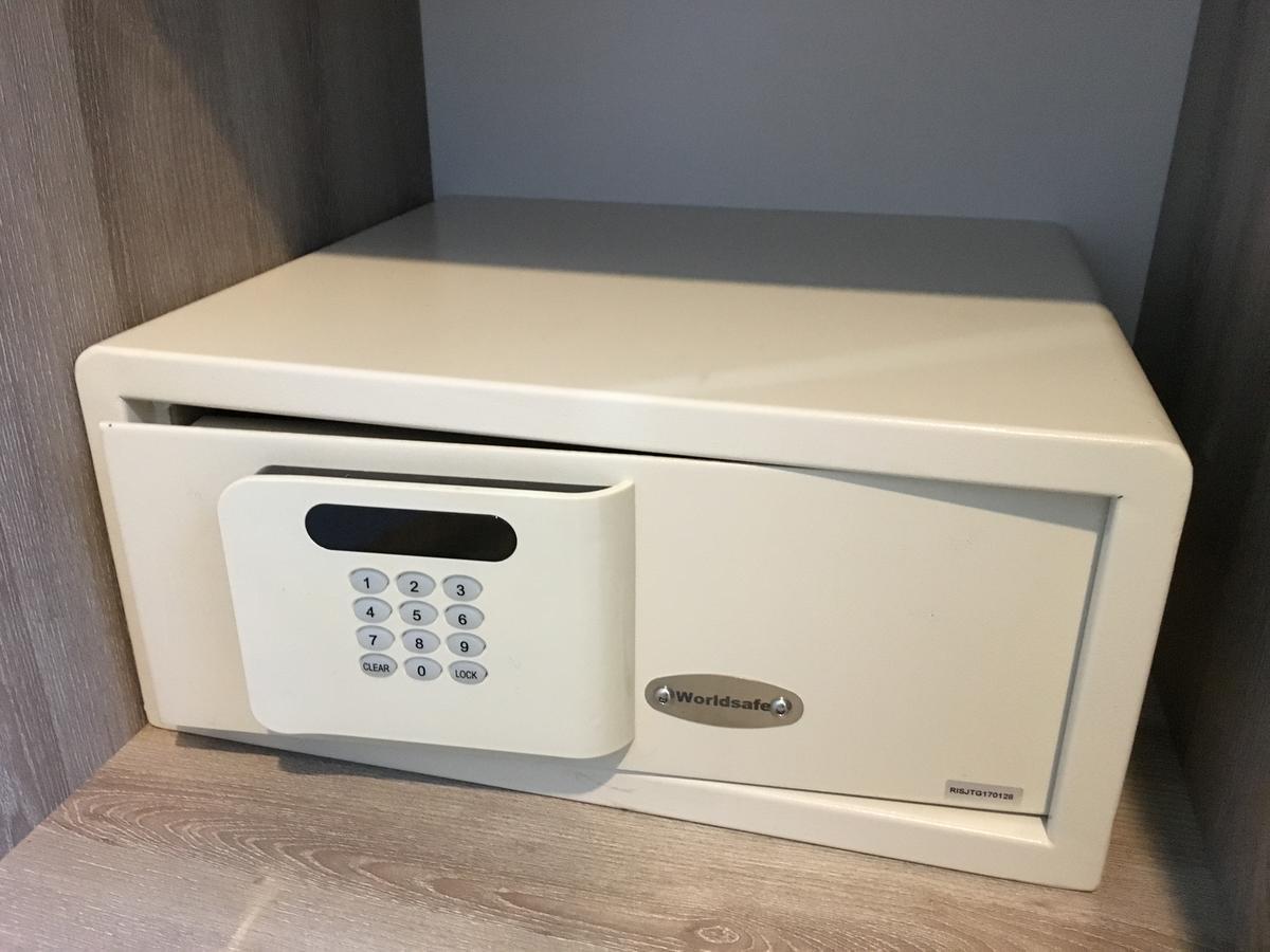 Budget Queen Bedroom with Window,728327224:JPEG