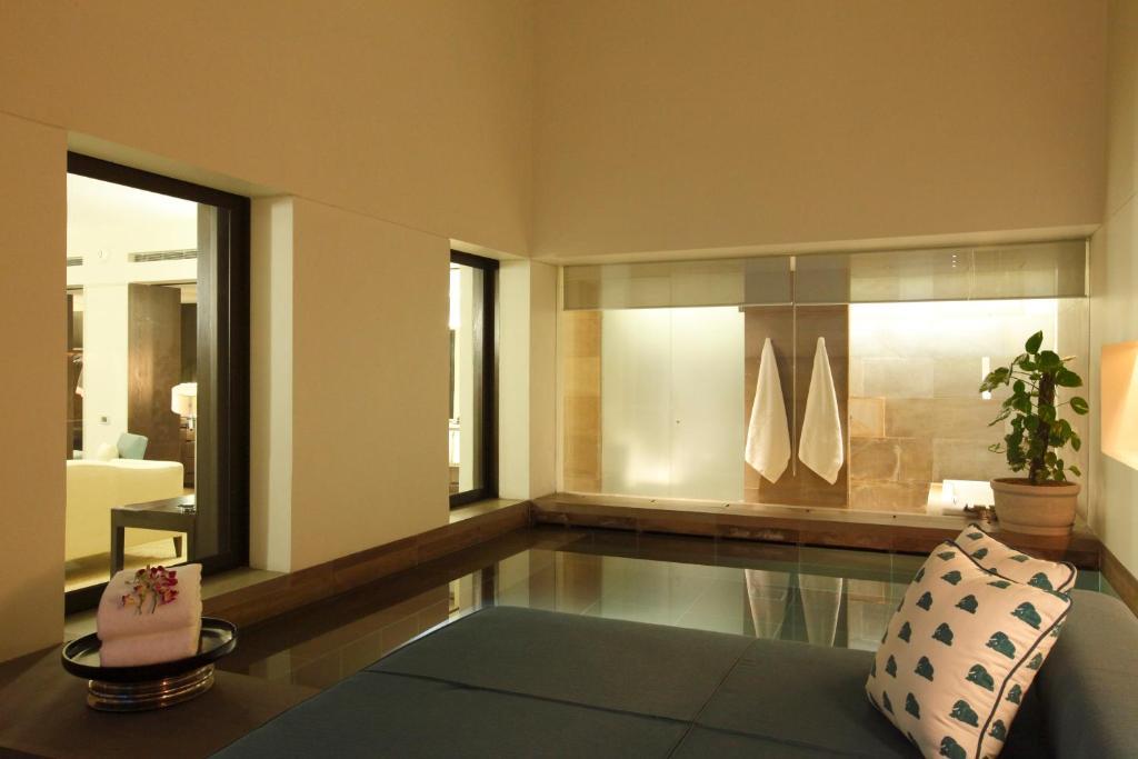 Lodhi Double Room Plunge Pool Happy Hours at Safari Lounge 5 to 7 pm Buy 01 drink another drink complimentary spirits 1200 spa credit per,706644805:JPEG
