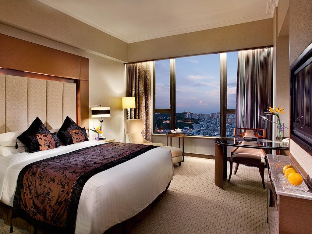 Superior King Room City View