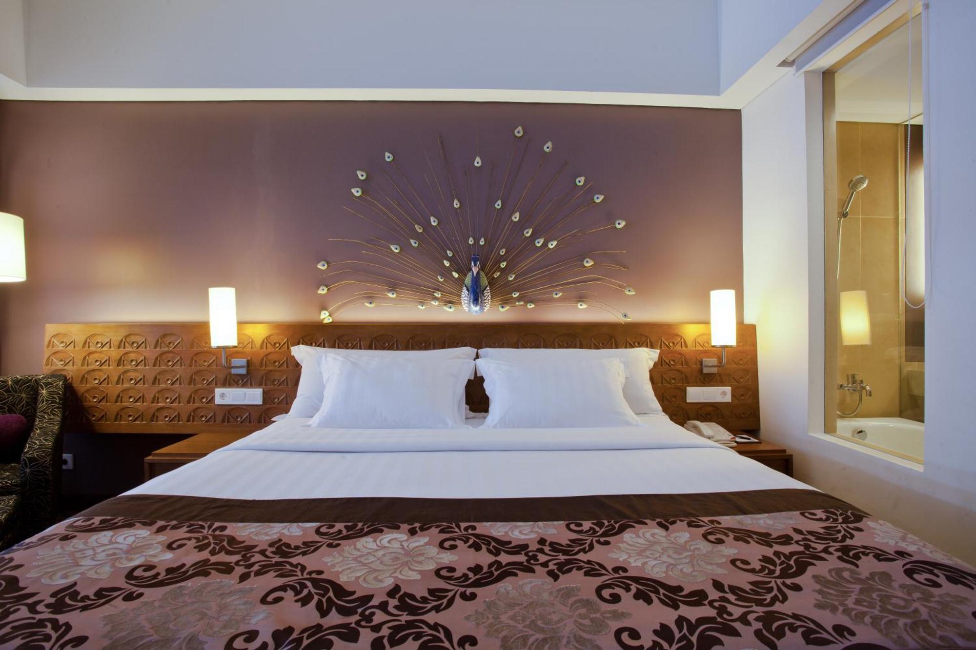 Deluxe Double or Twin Room with Pool Access,65113237:JPEG