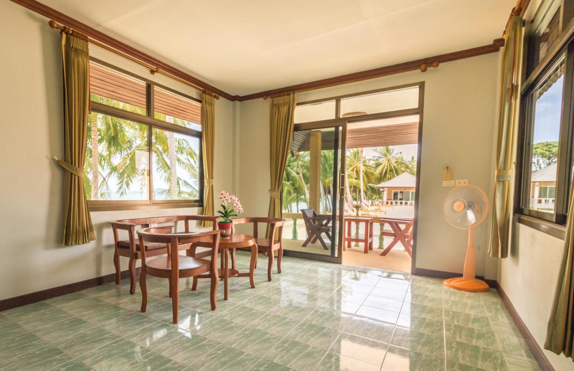 Deluxe Room (3 Adults) with Living Room,701762575:JPEG