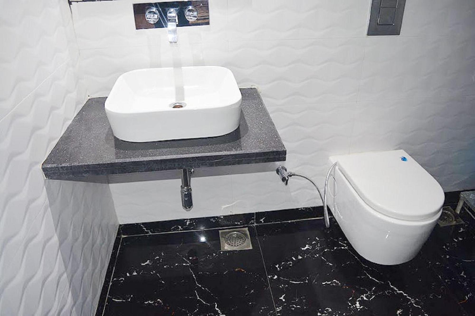 Deluxe Double Room (2 Adults + 1 Child),703502563:JPEG