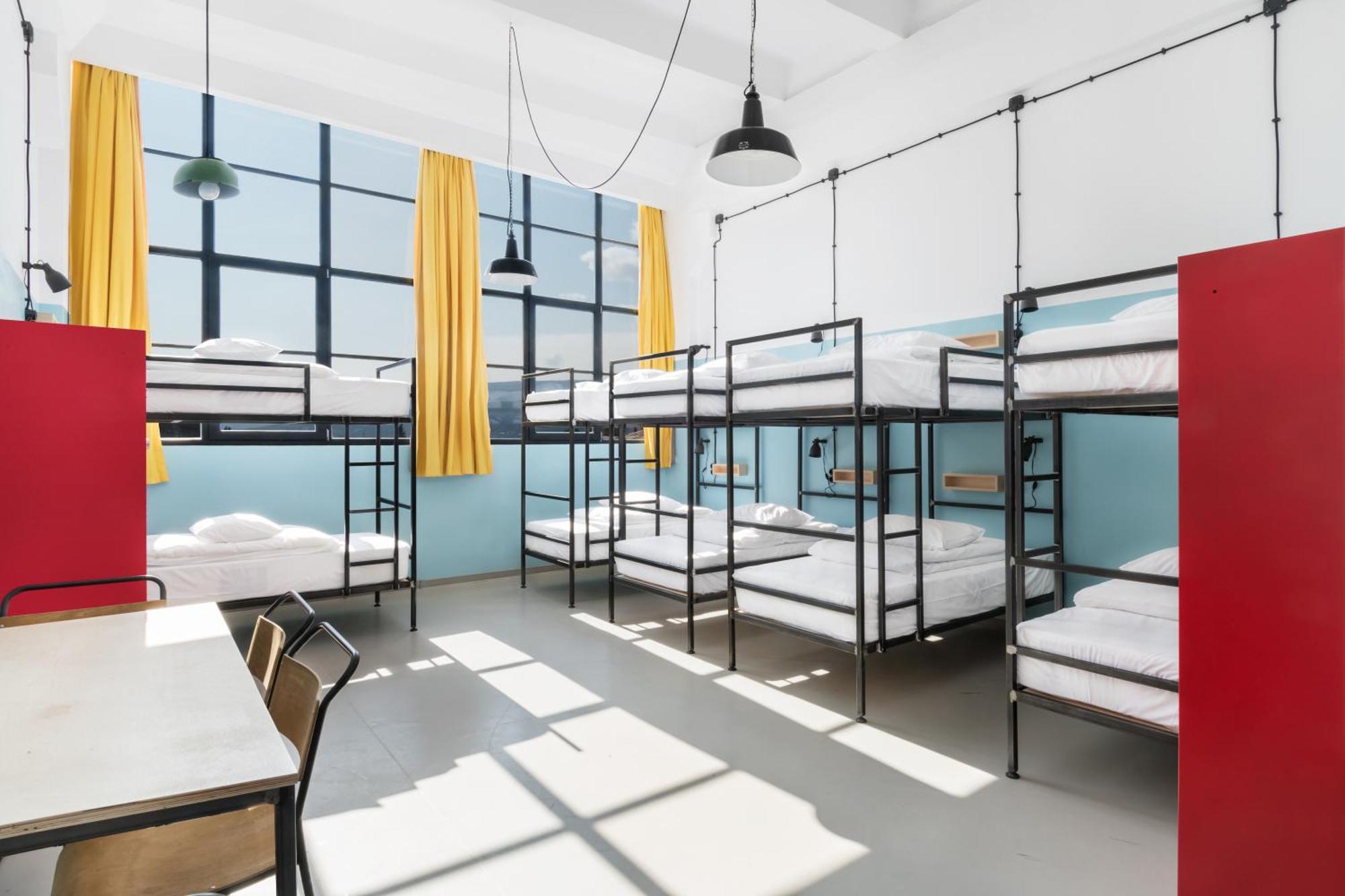 Eenpersoonsbed in Vrouwenslaapzaal met 10 Bedden