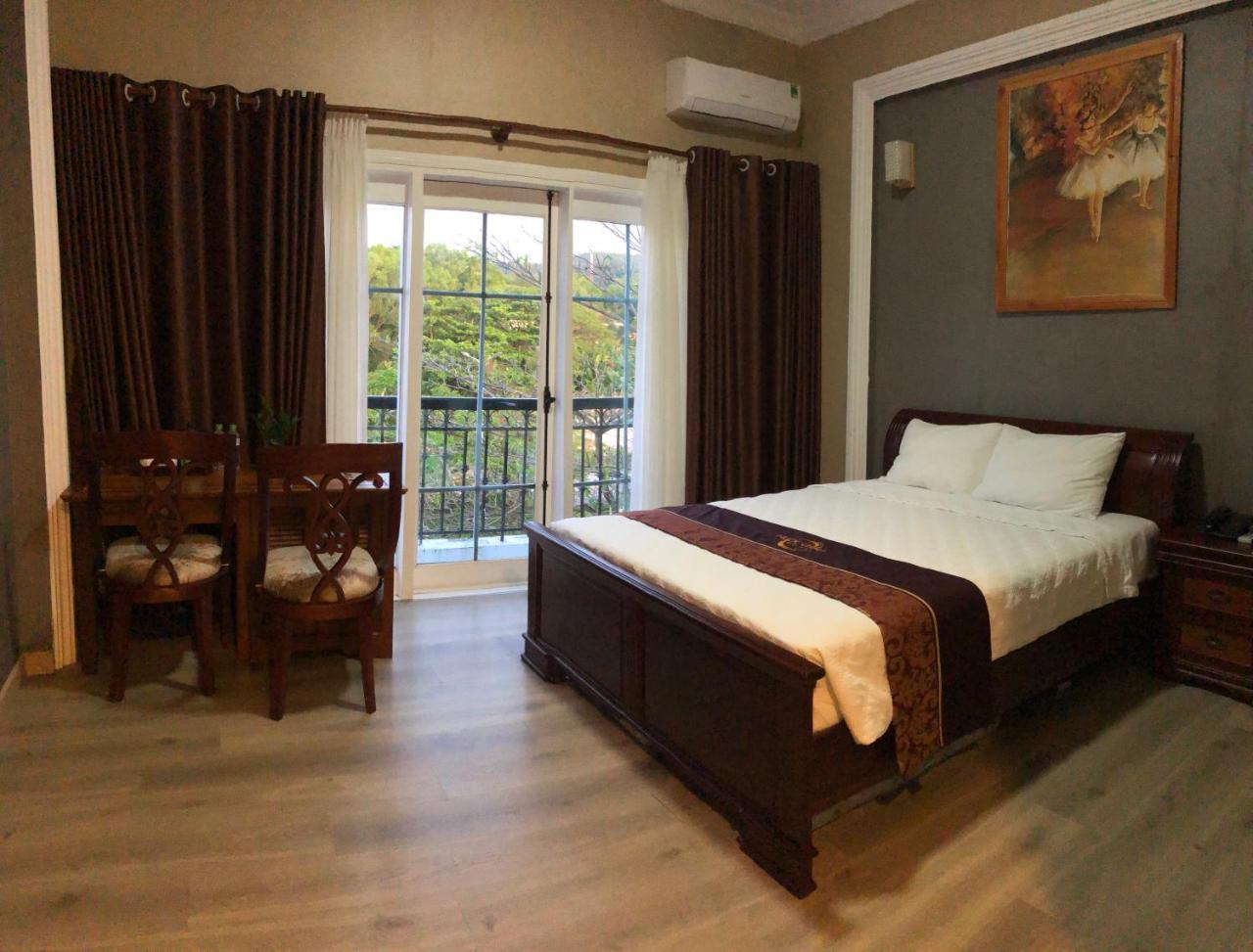 Zimmer mit Kingsize-Bett und Bergblick