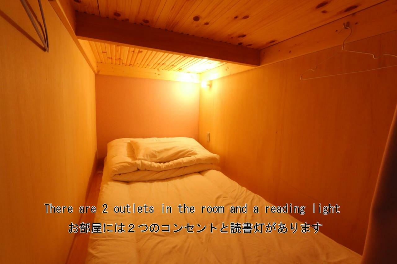 Cama individual en dormitorio compartido femenino de 12 camas