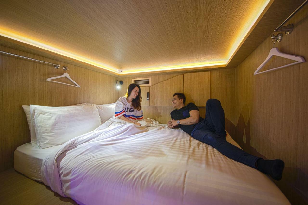 Queen Capsule in Mixed Room,889070839:JPEG