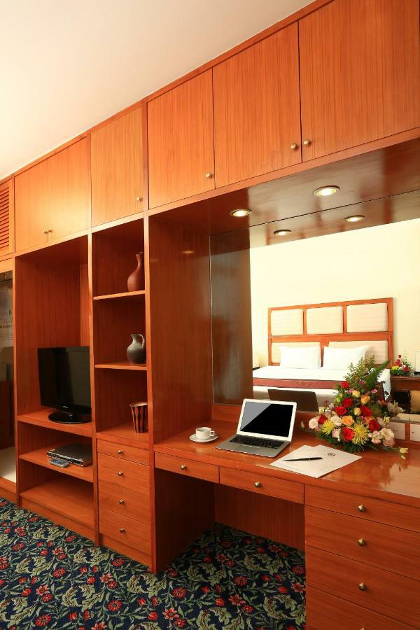 Executive Suite,1213148230:JPEG
