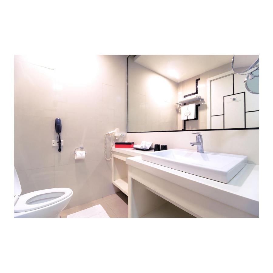 Family Room,1213901638:JPEG