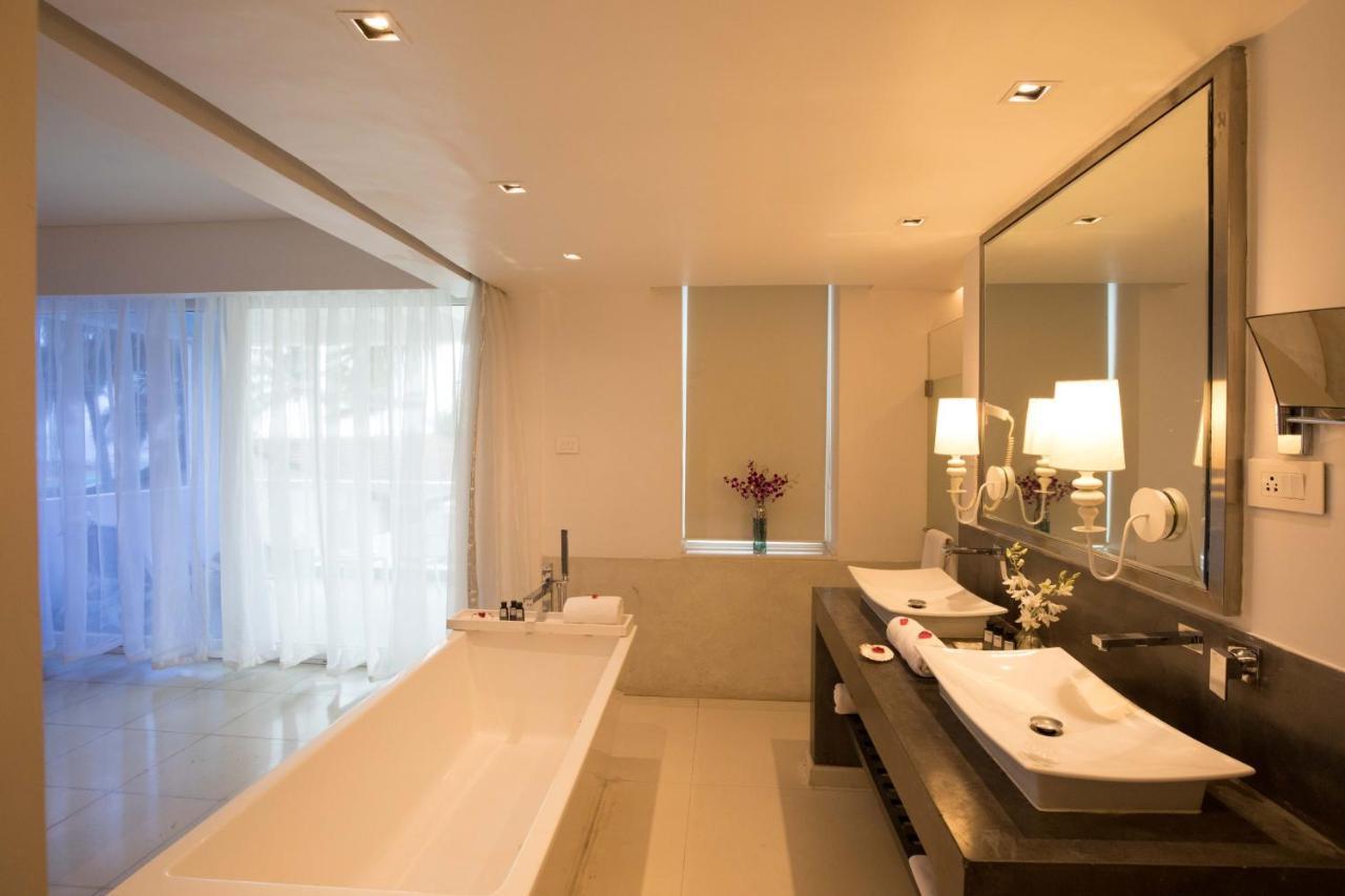 Deluxe Suite with Sea View - Balcony and Bathtub (Complimentary Cocktail on Arrival) -  Happy Hours 1+1 from 5 pm to 7 pm on selected brands,992118763:JPEG