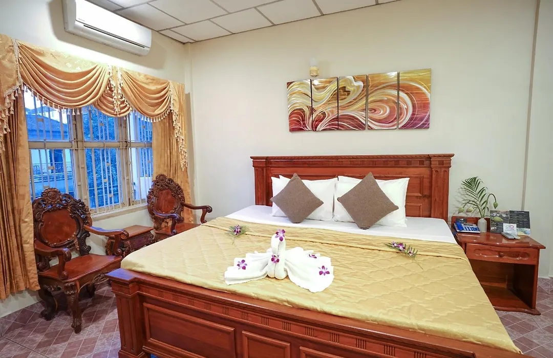Royal Hotel-1