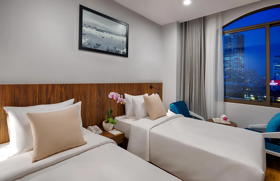 Happy Life Grand Hotel & Rooftop Skybar-1