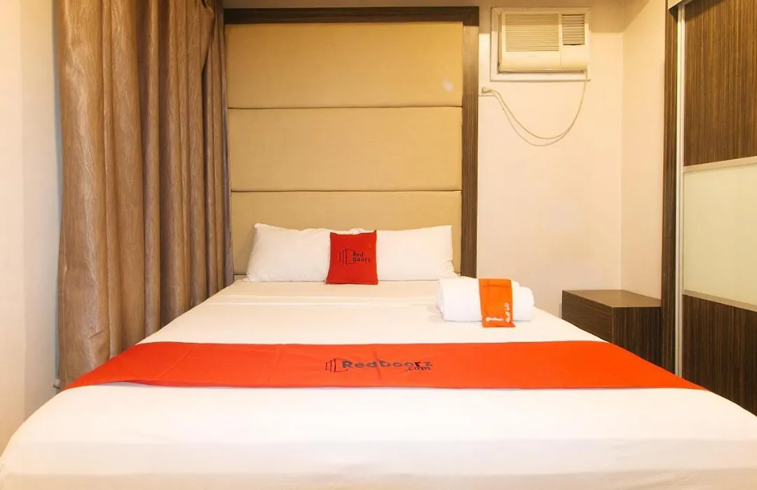 RedDoorz Premium @ West Avenue Quezon City-1