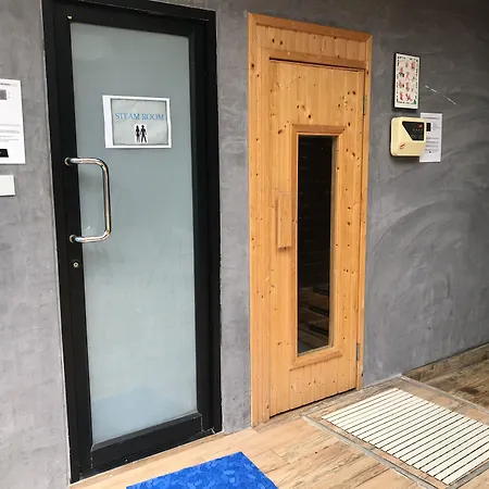 V20 Boutique Jacuzzi Hotel-3