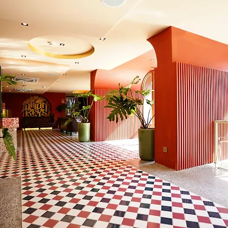 4 Monkeys Hotel-2