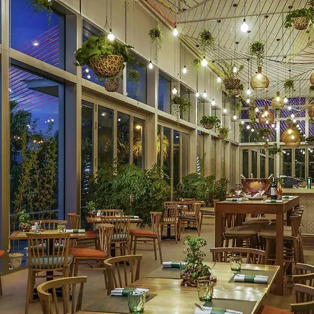 Grand Mercure Danang - 10 Minutes To Airport & 200M To Bach Dang Walking Street-3