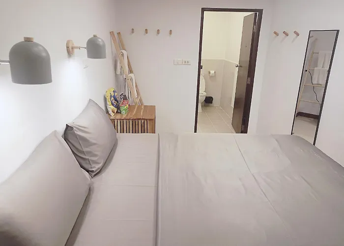 The Reef Hotel & Studios